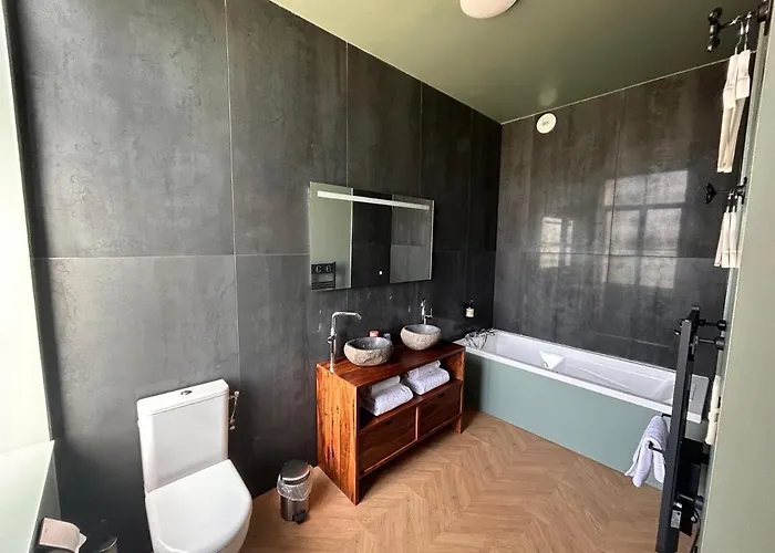 Le Manoir Du Monde Hotel *