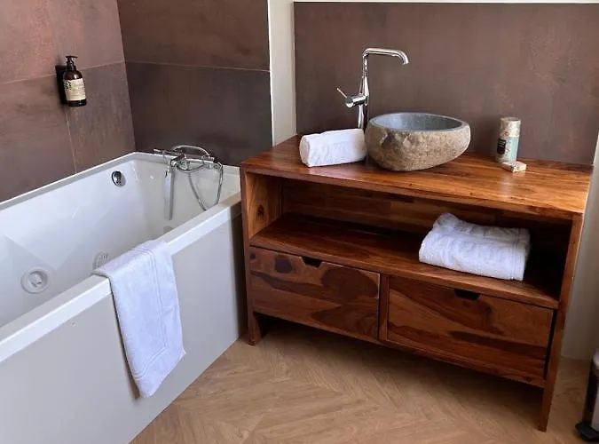 Le Manoir Du Monde Hotel *